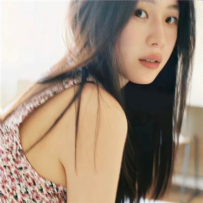 在江边 海报